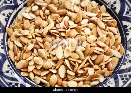 Maroc, région du Souss, Tadrart, plaque d'amandes d'Argan Banque D'Images