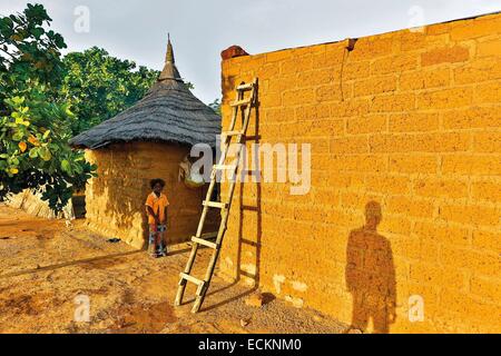 Le Burkina Faso, Bobo Dioulasso, Toussiana, portrait d'une jeune fille africaine devant sa maison Banque D'Images