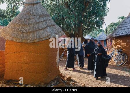 Le Burkina Faso, Bobo Dioulasso, Toussiana, les femmes musulmanes dans un village Banque D'Images