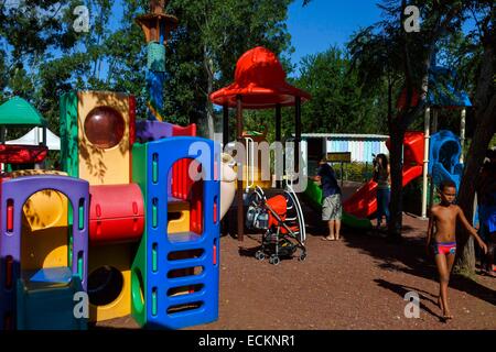 La France, l'île de la Réunion (département français d'outre-mer), l'Etang Sale les Bains, scène de jeu d'un parc pour les enfants Banque D'Images