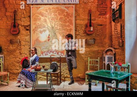 Espagne, Andalousie, Séville, mis en scène la séduction en vêtements traditionnels andalous, les danseurs de flamenco Banque D'Images