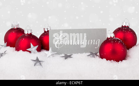 Red Christmas Tree balls et carte avec texte allemand invitation Banque D'Images