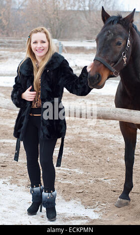 Femme à proximité d'un cheval Banque D'Images