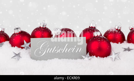 Red Christmas Tree balls et carte avec texte allemand bon Banque D'Images
