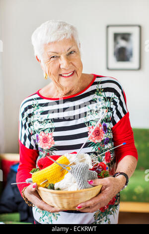 Portrait of senior woman holding panier à tricot nursing home Banque D'Images