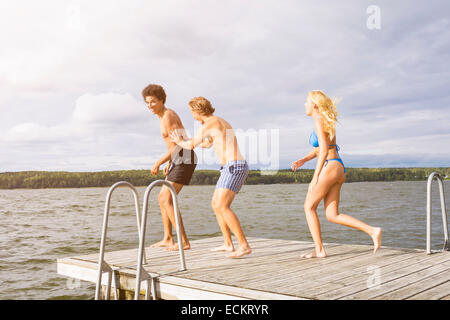 Bénéficiant d'amis sur le Boardwalk au lac Banque D'Images