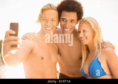 Friends taking self portrait sur sunny day Banque D'Images