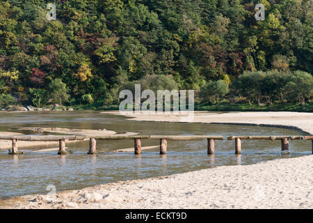 Journal d'une seule voie pont sur une rivière peu profonde dans village Museom ( Lima ),, en Corée. Banque D'Images