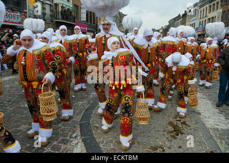Gilles jetant des oranges lors d'une procession dans les rues lors de la Binche Carnaval, Binche, Belgique Banque D'Images