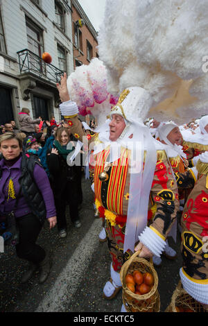 Gille porte une coiffure de lancer une autruche orange pendant une procession dans les rues lors de la Binche Carnaval, Binche, Belgique Banque D'Images