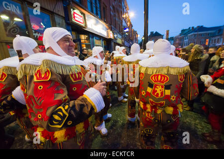 Gilles marche dans les rues avant l'aube à la Binche Carnaval, Binche, Belgique Banque D'Images