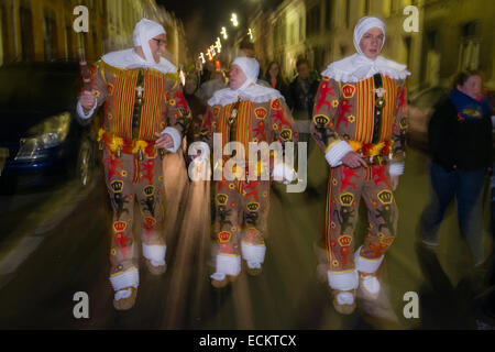 Gilles marche dans les rues avant l'aube à la Binche Carnaval, Binche, Belgique Banque D'Images