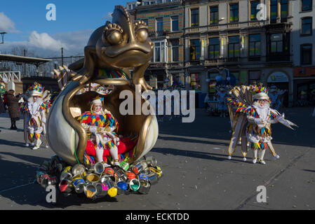 Carnaval ornés de couleurs vives et de flottement des personnages costumés dans le cortège du carnaval d'Alost, Carnaval Lundi, Alost, Belgique Banque D'Images