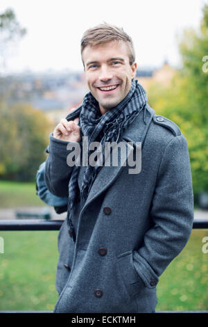 Portrait of happy young man in park Banque D'Images