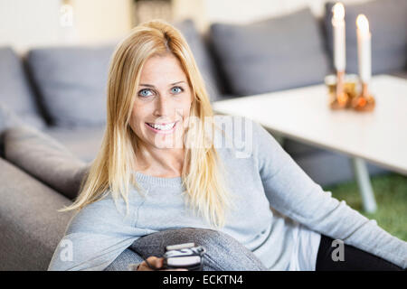 Portrait of mid adult woman using smart phone at home Banque D'Images