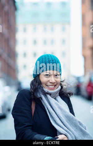 Portrait of happy woman in city street Banque D'Images