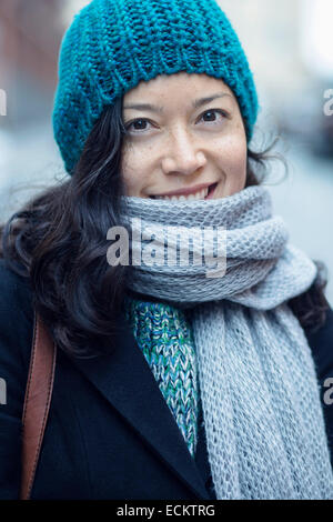 Portrait of smiling woman standing on city street Banque D'Images