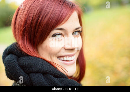 Close-up portrait of mid adult woman in park Banque D'Images