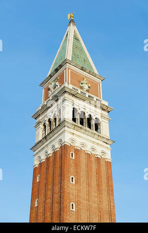 Lumineuse, ensoleillée vue sur St Mark's clocher Campanile sur la Piazza San Marco à Venise, Italie Banque D'Images
