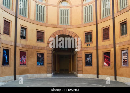 Théâtre Municipal forme elliptique vu de son carré intérieur Rotonda Foschini à Ferrara - Italie Banque D'Images