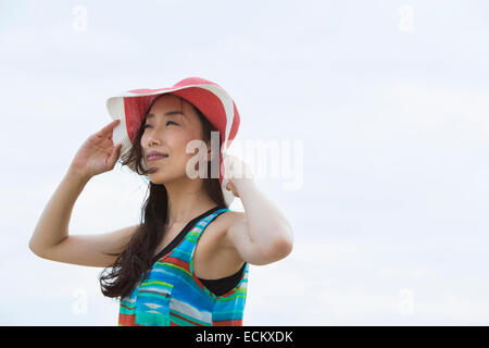 Une femme sur une plage à Kobe. Banque D'Images