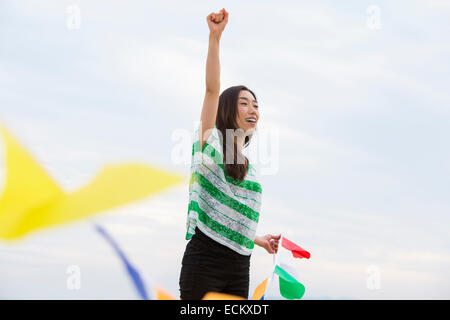 Une femme sur une plage à Kobe. Banque D'Images