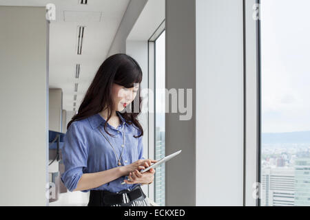 Une femme qui travaille dans un immeuble de bureaux. Banque D'Images