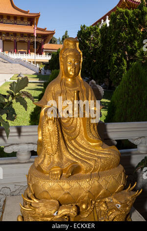 Statue de Bodhisattva Avalokitesvara, assis sur le trône de lotus, au sommet de deux dragons, Hsi Lai Temple, Hacienda Heights, Californie Banque D'Images