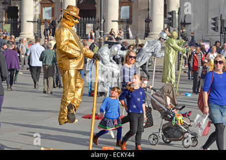 Londres, Angleterre, Royaume-Uni. La statue "flottant" à Trafalgar Square Banque D'Images