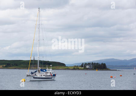 Un yacht amarré dans le son de Kerrera, port naturel d''Oban, Argyll and Bute, Ecosse. La maison vue est au nord de ti Banque D'Images