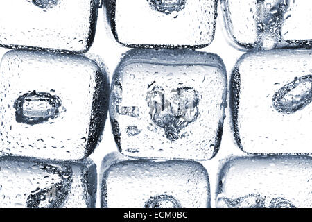 La fonte des glaçons avec bulles d'air à l'intérieur sur fond blanc Banque D'Images