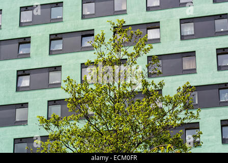 Façade verte du bloc d'appartements près de Wembly Londres Banque D'Images