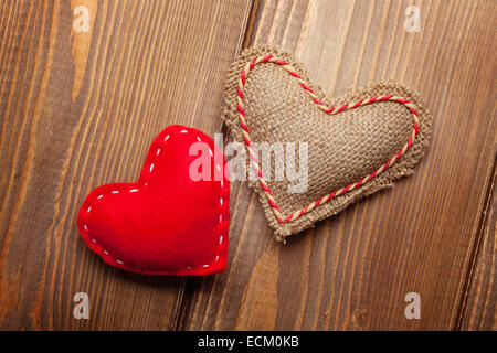 Valentines Day hearts jouet en bois sur fond de table Banque D'Images