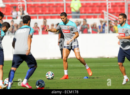 Le Portugais Cristiano Ronaldo s'entraîne avec ses coéquipiers dans une séance de formation à l'Estádio Moisés Lucarelli durant la Coupe du Monde de 2014 comprend : Cristiano Ronaldo Où : Sao Paulo, Brésil Quand : 12 Juin 2014 Banque D'Images