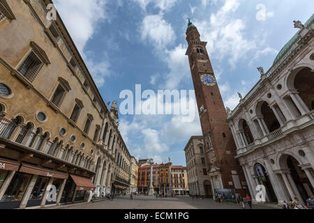 Horloge (connu sous le nom de Torre Bissara) et loggia de la Basilique palladienne. Piazza dei Signori Banque D'Images