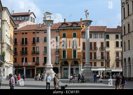 Colonnes avec Lion de St Marc et Statue du Christ Rédempteur. Piazza dei Signori Banque D'Images