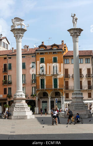 Colonnes avec Lion de St Marc et Statue du Christ Rédempteur. Piazza dei Signori Banque D'Images