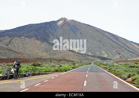 Biker reposant sur route menant vers Pico del Teide (Tenerife) Banque D'Images