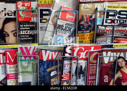 Magazines en langue polonaise affiche dans Polsmak Polish fines à Dalston, Londres Banque D'Images