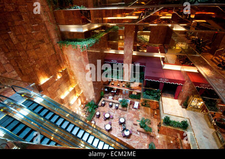 Usa, New York City, Manhattan, 5e Avenue, Trump Tower Atrium Banque D'Images