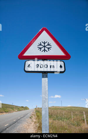 Poteau de métal avec des conseils de la signalisation danger neige à 900 mètres en milieu rural route près de Madrid Espagne Europe Banque D'Images