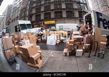 Un travailleur FedEx sortes des livraisons dans le quartier de Chelsea, New York, le mercredi 10 décembre 2014. Le 15 décembre est prévu pour être le plus achalandé de FedEx jour de l'année avec 22,6 millions d'expéditions. FedEx et UPS à la fois anticiper une augmentation à partir de 2013. (© Richard B. Levine) Banque D'Images