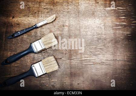 Les pinceaux sur une vieille table en bois, de l'espace pour le texte. Banque D'Images