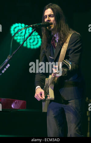 Inglewood, Californie, USA. 13 Décembre, 2014. Le guitariste Brian Bell, de Weezer effectue en concert au 25e congrès annuel de Noël acoustique presque KROQ lors du Forum à Inglewood, Californie © Daniel DeSlover/ZUMA/Alamy Fil Live News Banque D'Images