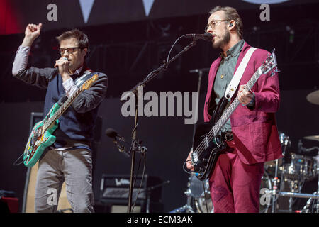 Inglewood, Californie, USA. 13 Décembre, 2014. RIVERS CUOMO (L) et Scott SHRINER de Weezer effectuer en concert au 25e congrès annuel de Noël acoustique presque KROQ lors du Forum à Inglewood, Californie © Daniel DeSlover/ZUMA/Alamy Fil Live News Banque D'Images