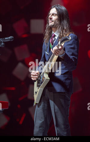 Inglewood, Californie, USA. 13 Décembre, 2014. Le guitariste Brian Bell, de Weezer effectue en concert au 25e congrès annuel de Noël acoustique presque KROQ lors du Forum à Inglewood, Californie © Daniel DeSlover/ZUMA/Alamy Fil Live News Banque D'Images