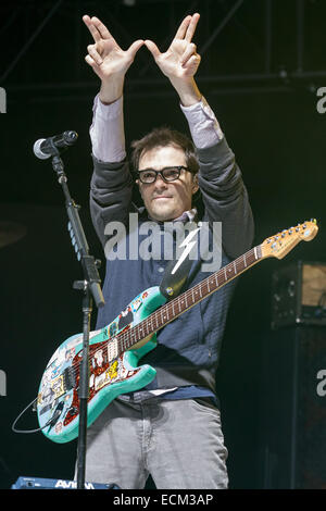 Inglewood, Californie, USA. 13 Décembre, 2014. Les rivières de musicien CUOMO Weezer effectue en concert au 25e congrès annuel de Noël acoustique presque KROQ lors du Forum à Inglewood, Californie © Daniel DeSlover/ZUMA/Alamy Fil Live News Banque D'Images