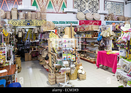 Produits d'artisanat local en vente dans le marché couvert emporium, Miri, Malaisie Banque D'Images