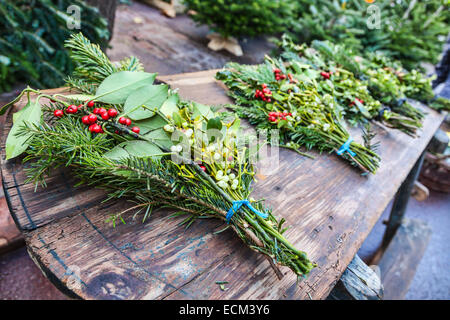 Image de bouquets de Noël traditionnel sur une surface en bois à l'extérieur en marché de Noël. Banque D'Images