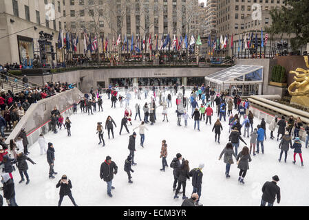 Les gens patiner durant la fin de semaine de l'action du Rockefeller Center à New York. Banque D'Images